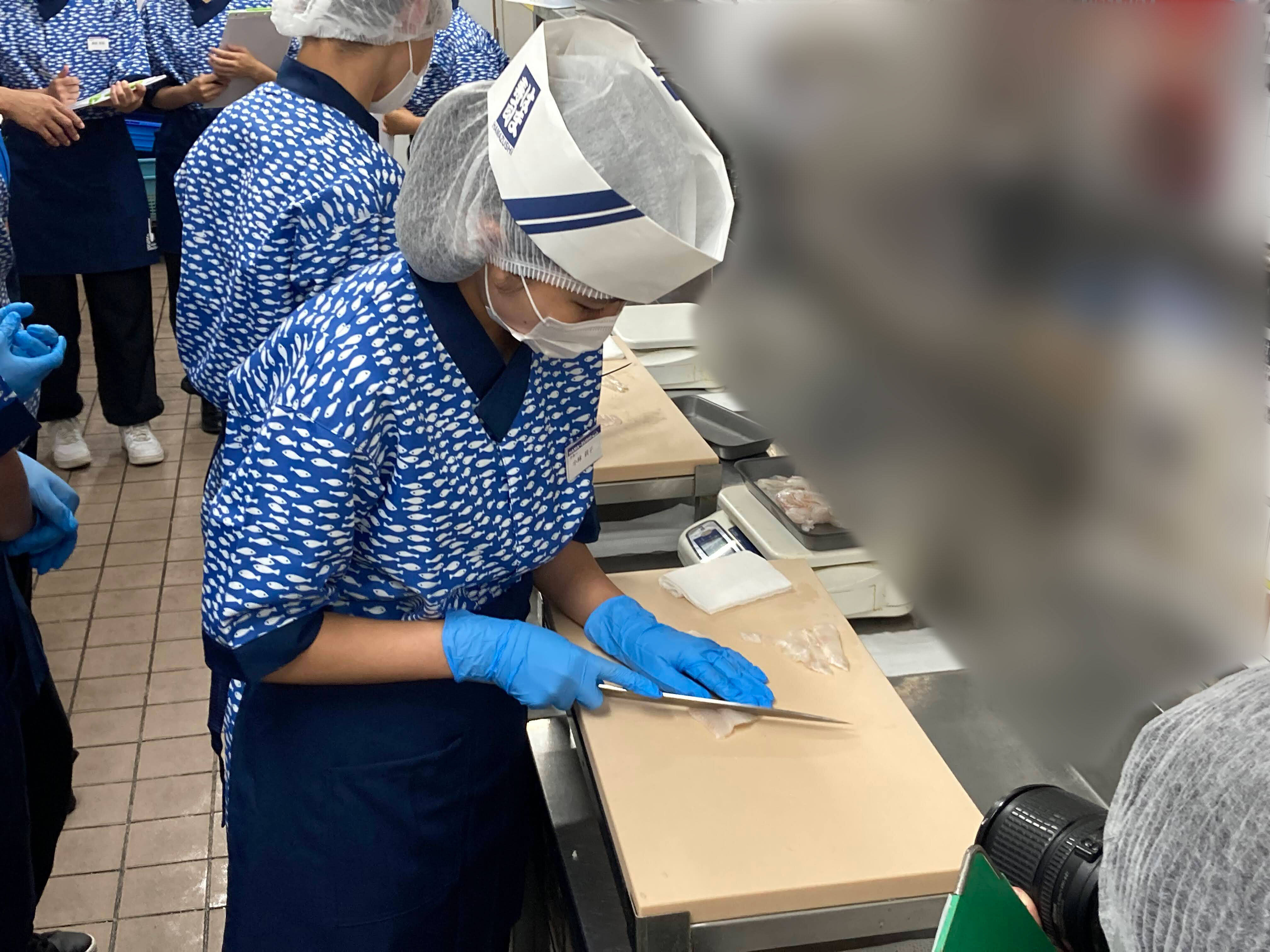 高校生が自分たちで養殖した魚を「はま寿司」で提供しました