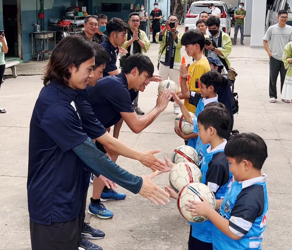ベトナムの孤児院でサッカー選手とともにすき家の牛丼を提供