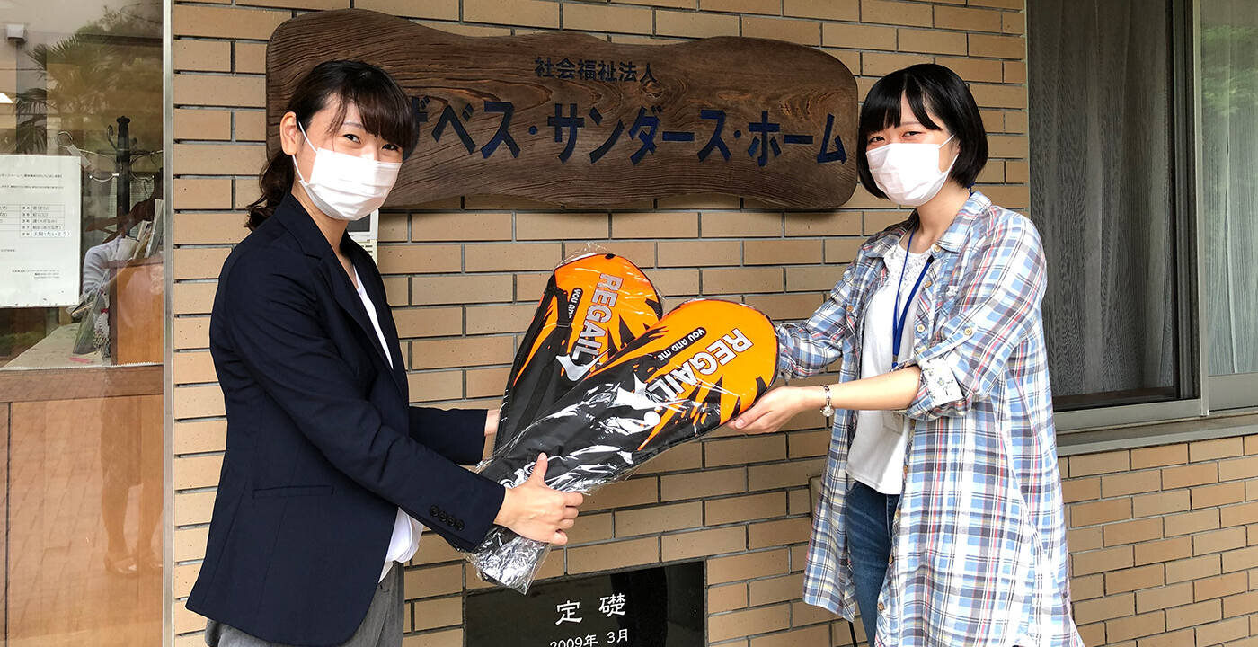 ゼンショーかがやき子ども財団が児童養護施設にバドミントンを寄贈