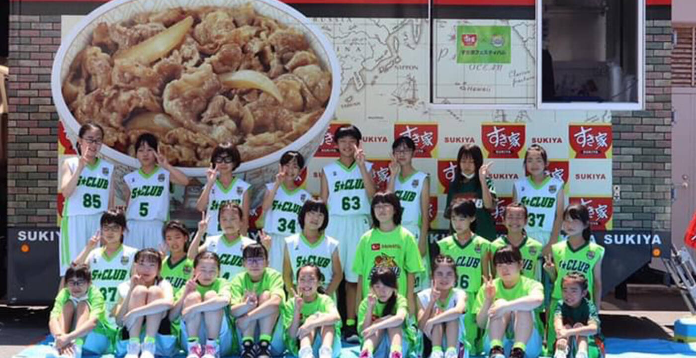 青森県内のミニバスケットボールチームにすき家が温かい牛丼を提供